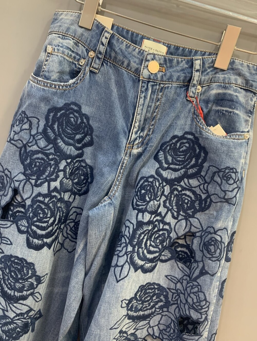 Alice + Olivia SIDNEY LASER-CUT JEAN - Picture 10 of 16
